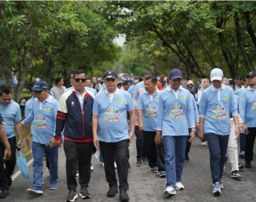 Kampus Universitas Riau Penuh Lautan Manusia Berbaju Biru Langit, Suhardiman Amby: Semoga Silahturahmi Alumni ini Memperkokoh Kontribusi Pembangunan Daerah