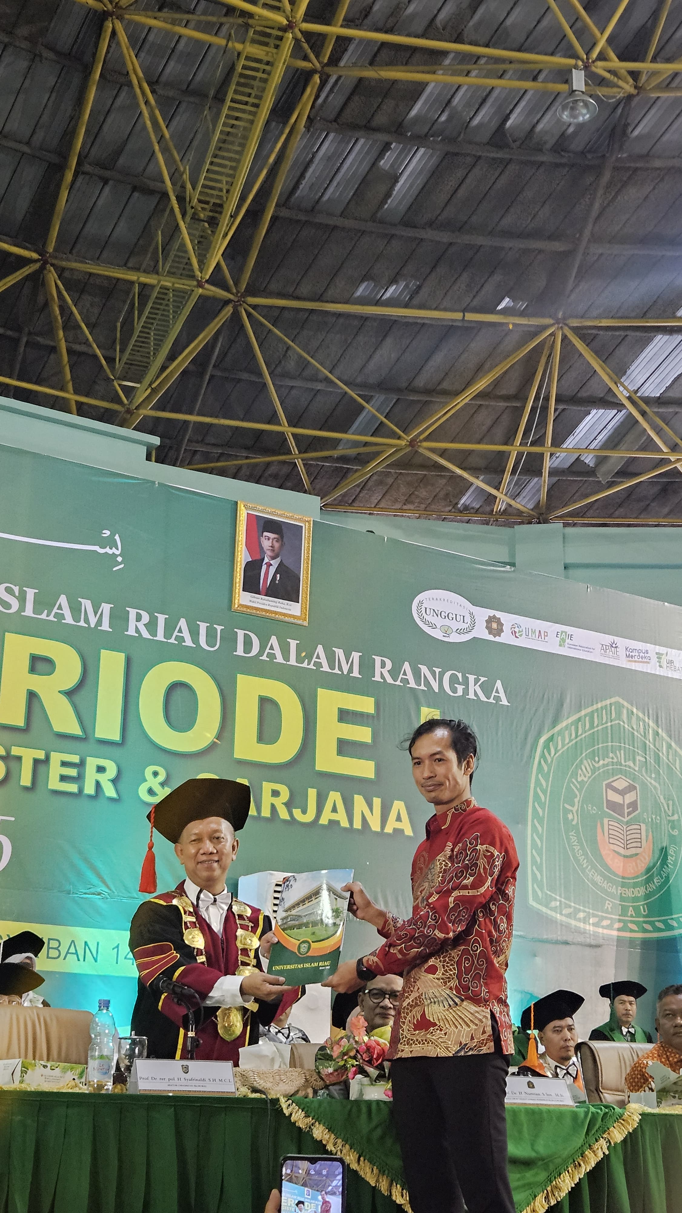 Penyerahan 1118 Wisudawan Yang Menjadi Alumni Kepada IKA UIR Berlangsung Haru dan Bahagia