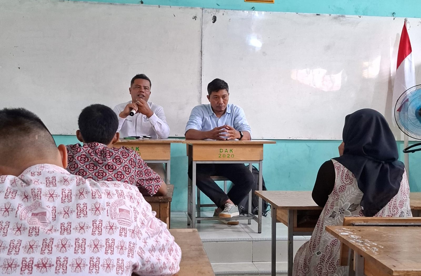 Diskusi Literasi di SMAN 10 Pekanbaru, Saidul Tombang: Menjadi Penulis Tidak Akan Menghalangi Profesi Lain