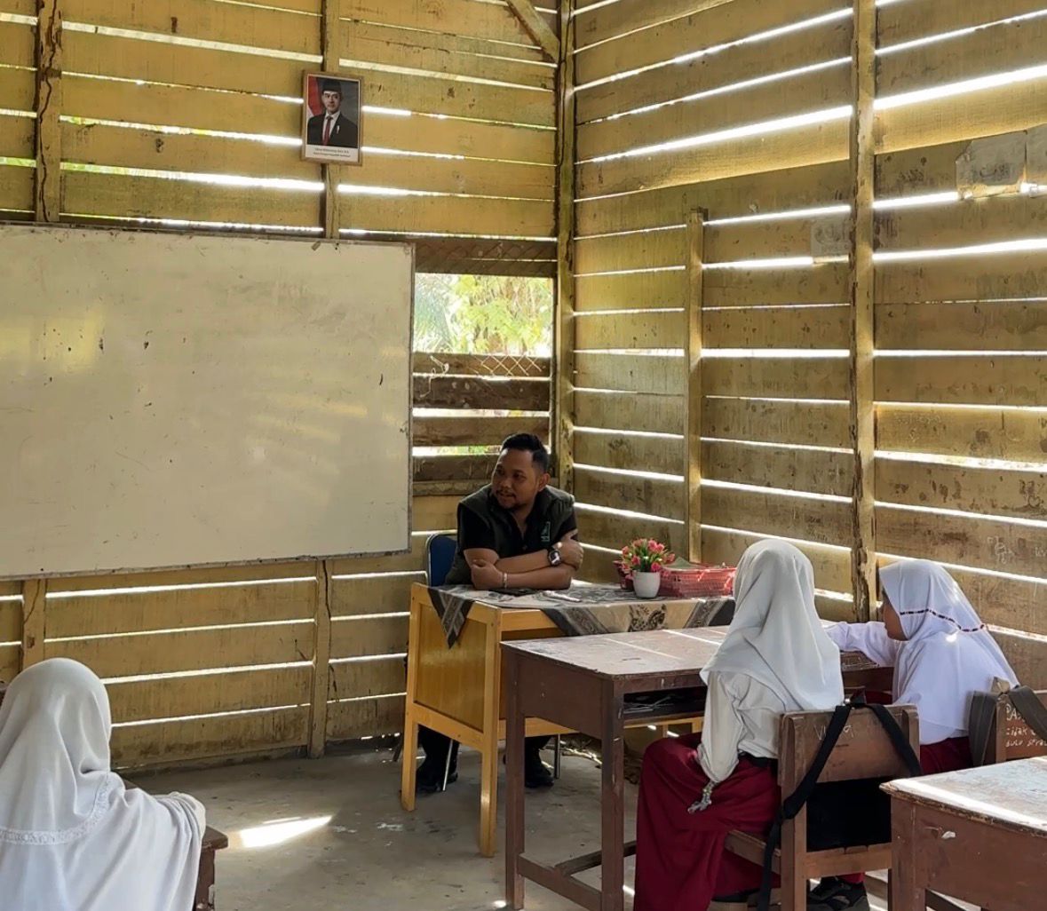 Di Hari Sumpah Pemuda, Raja Ferza Fakhlevi Wujudkan Kepedulian Nyata untuk Dunia Pendidikan Kampar